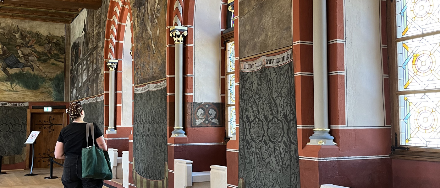 Exkursion zu "Schloss Burg" - Einf&uuml;hrung in Theorie und Geschichte der Restaurierung &ndash; Imitations- und Dekorationstechniken
