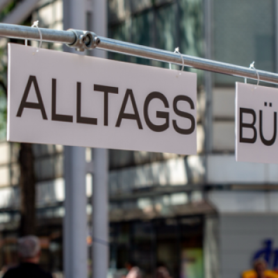 Alltagsb&uuml;hne - Die Menschen hintern den Fassaden